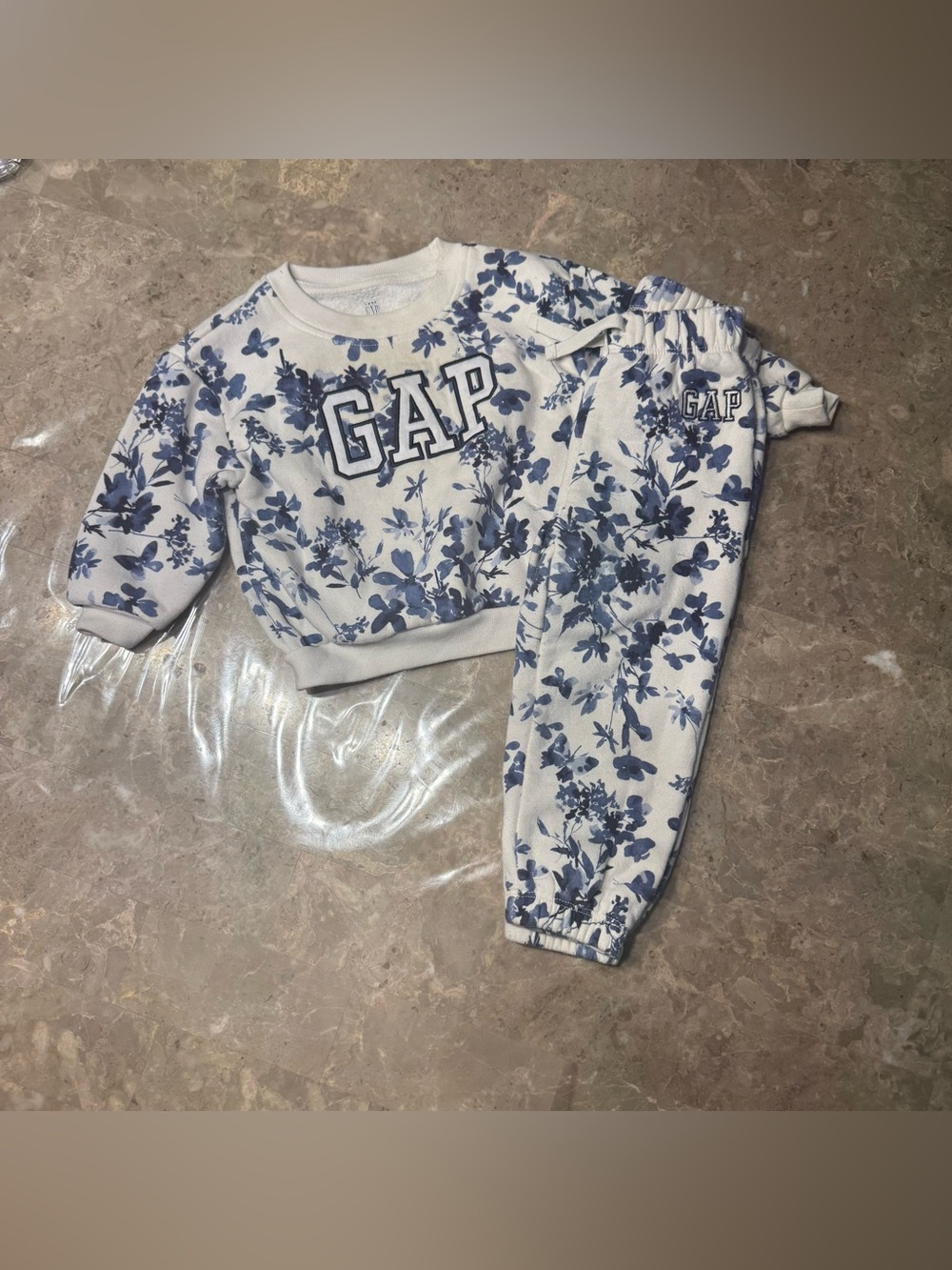 Gap girls crew neck and jogger matching set in a blue floral size 24 months
